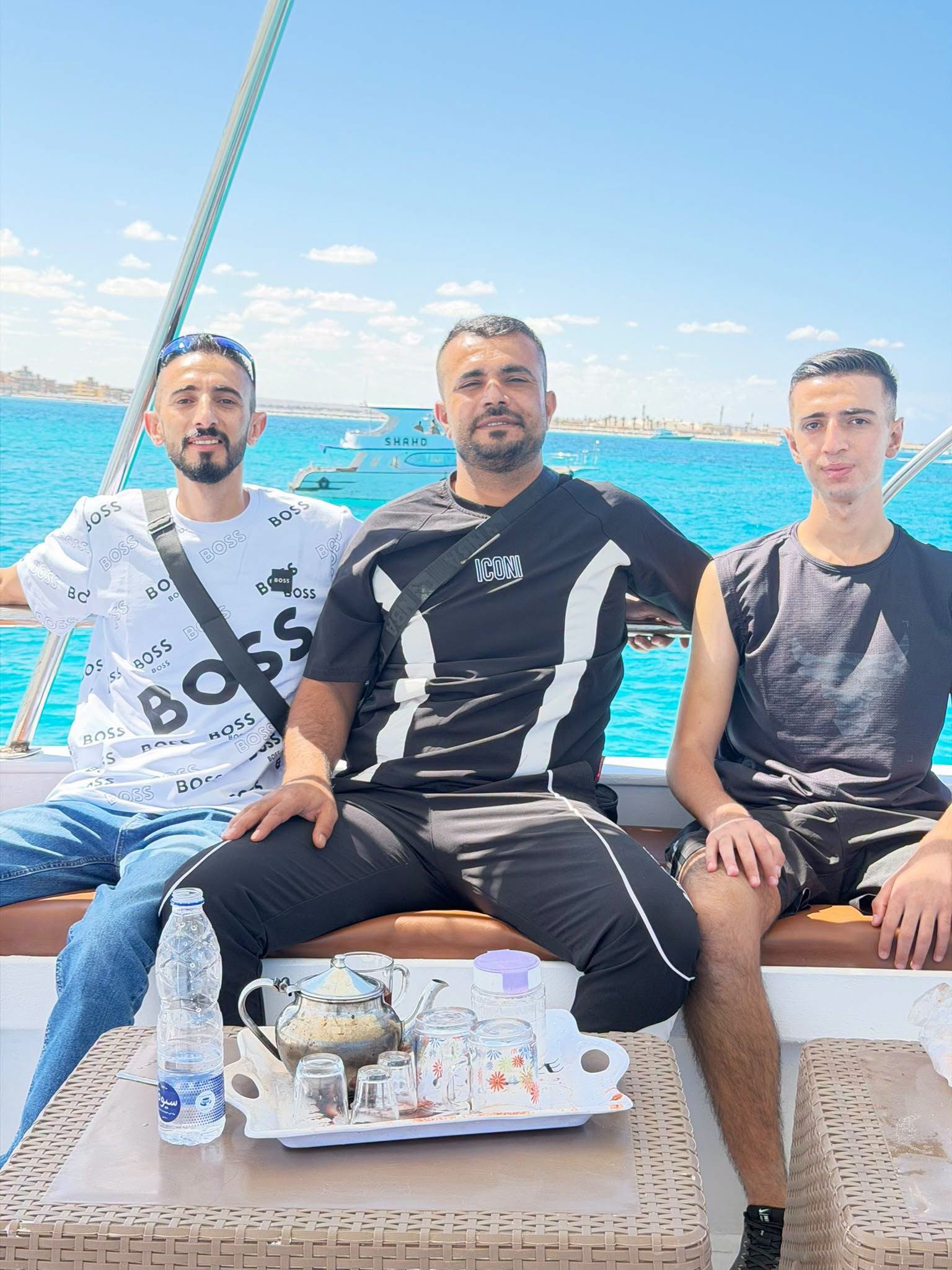 أصدقاء على قارب في البحر
